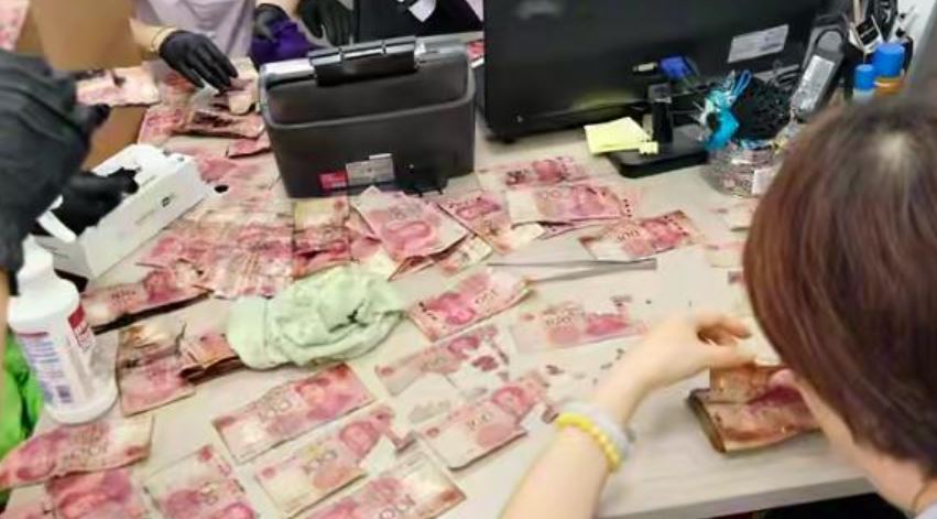 Để quên tiền mặt trên ban công suốt nửa tháng, người đàn ông đi làm về thì sốc nặng - Ảnh 2.