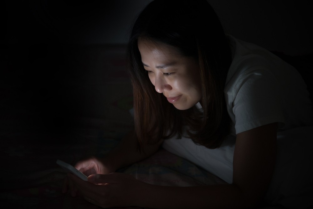 Trời tối, có nên bật chế độ Dark mode? Chuyên gia đưa ra câu trả lời - Ảnh 1.