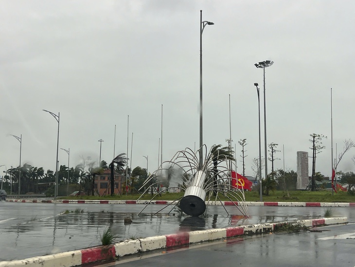 Bão số 1 hoành hành Móng Cái suốt đêm: Cây đổ, mái tôn bay, nhiều nơi mất điện - Ảnh 1.