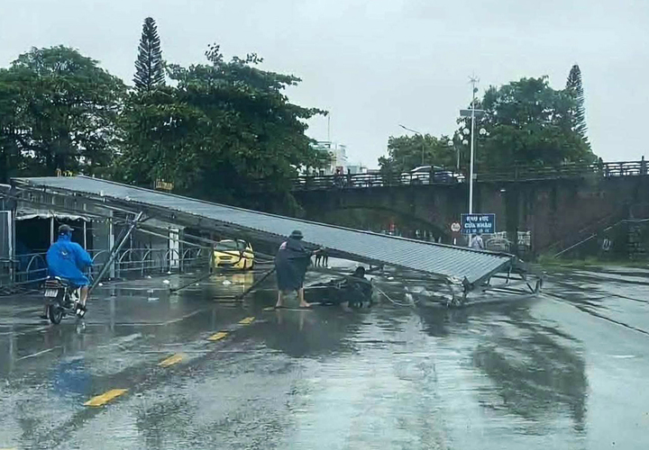 B&atilde;o số 1 ho&agrave;nh h&agrave;nh M&oacute;ng C&aacute;i suốt đ&ecirc;m: C&acirc;y đổ, m&aacute;i t&ocirc;n bay, nhiều nơi mất điện - Ảnh 4.
