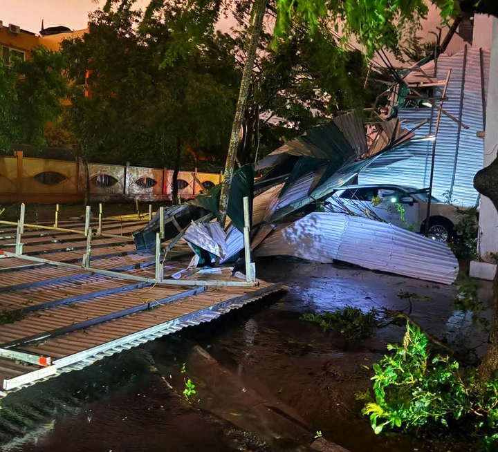 B&atilde;o số 1 ho&agrave;nh h&agrave;nh M&oacute;ng C&aacute;i suốt đ&ecirc;m: C&acirc;y đổ, m&aacute;i t&ocirc;n bay, nhiều nơi mất điện - Ảnh 5.