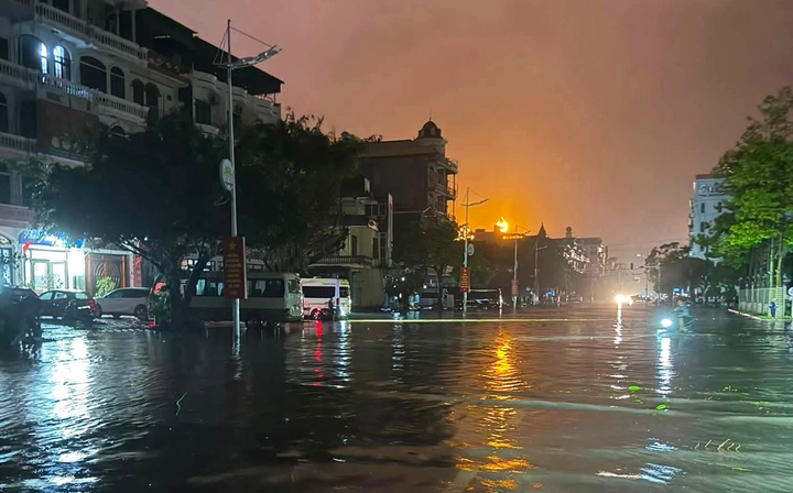B&atilde;o số 1 ho&agrave;nh h&agrave;nh M&oacute;ng C&aacute;i suốt đ&ecirc;m: C&acirc;y đổ, m&aacute;i t&ocirc;n bay, nhiều nơi mất điện - Ảnh 7.