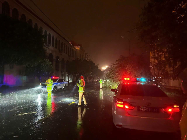 B&atilde;o số 1 ho&agrave;nh h&agrave;nh M&oacute;ng C&aacute;i suốt đ&ecirc;m: C&acirc;y đổ, m&aacute;i t&ocirc;n bay, nhiều nơi mất điện - Ảnh 6.