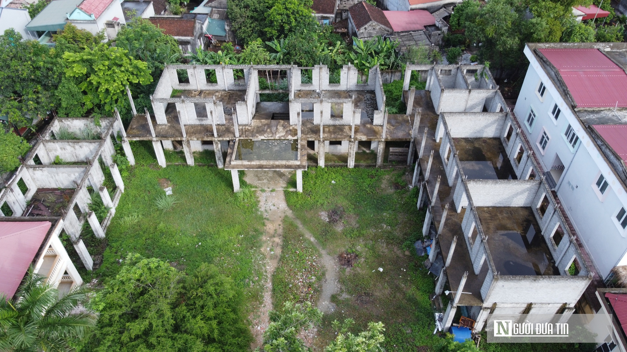 Nhà lớp học 2 tầng xây dở bỏ hoang, hàng trăm học sinh thiếu nhà vệ sinh- Ảnh 1.
