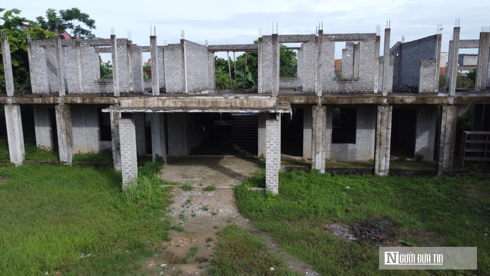 Nhà lớp học 2 tầng xây dở bỏ hoang, hàng trăm học sinh thiếu nhà vệ sinh- Ảnh 2.