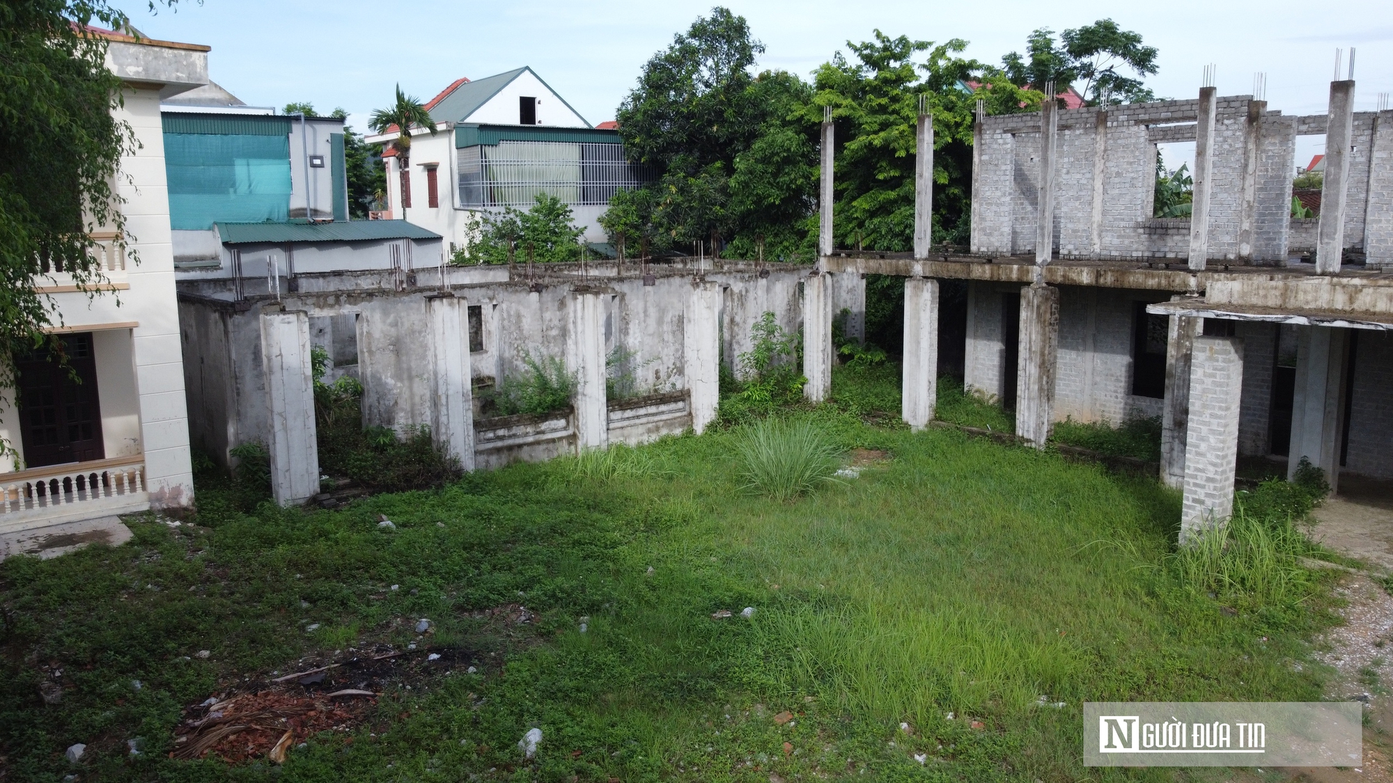 Nhà lớp học 2 tầng xây dở bỏ hoang, hàng trăm học sinh thiếu nhà vệ sinh- Ảnh 3.