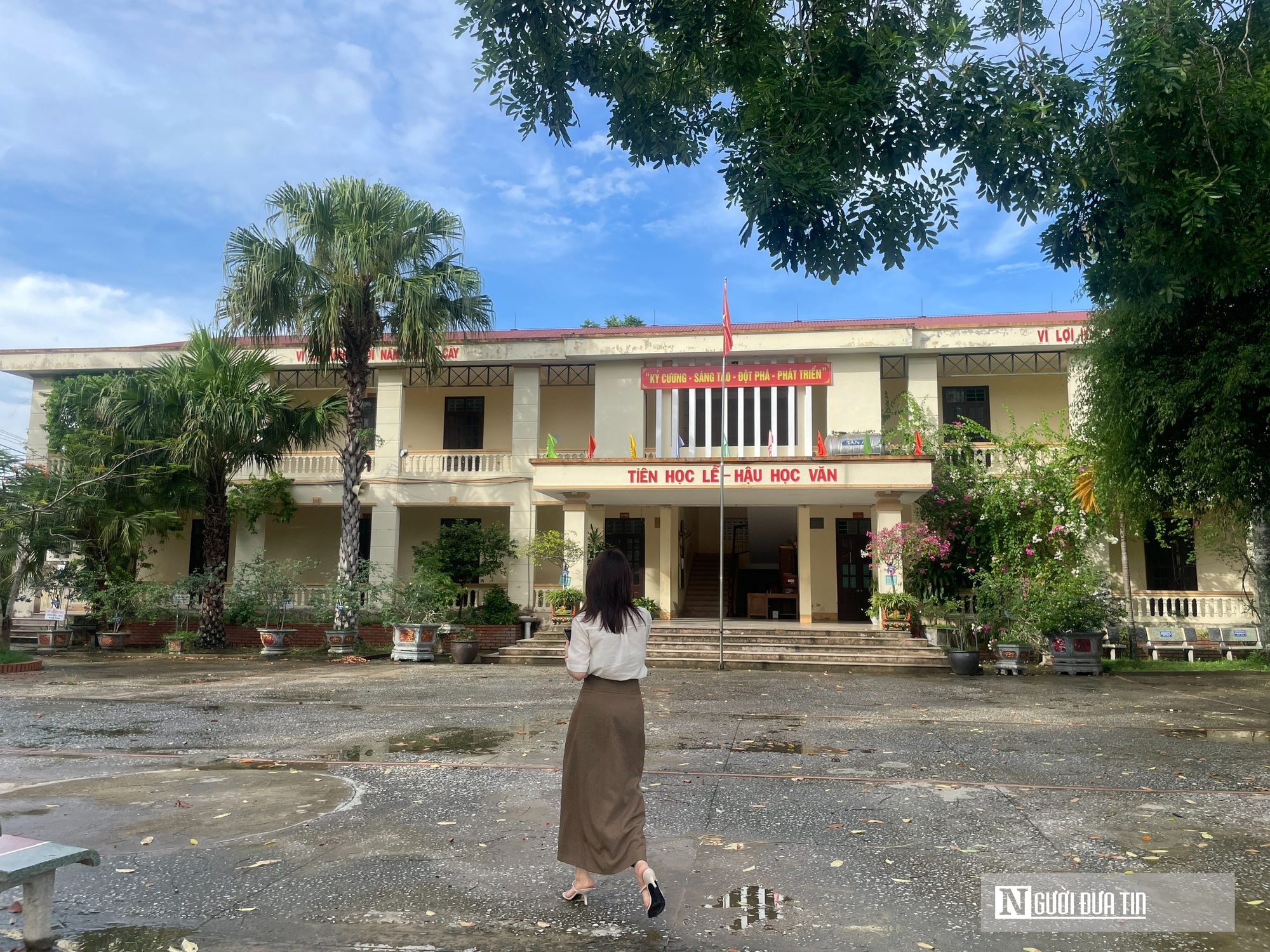 Nhà lớp học 2 tầng xây dở bỏ hoang, hàng trăm học sinh thiếu nhà vệ sinh- Ảnh 5.