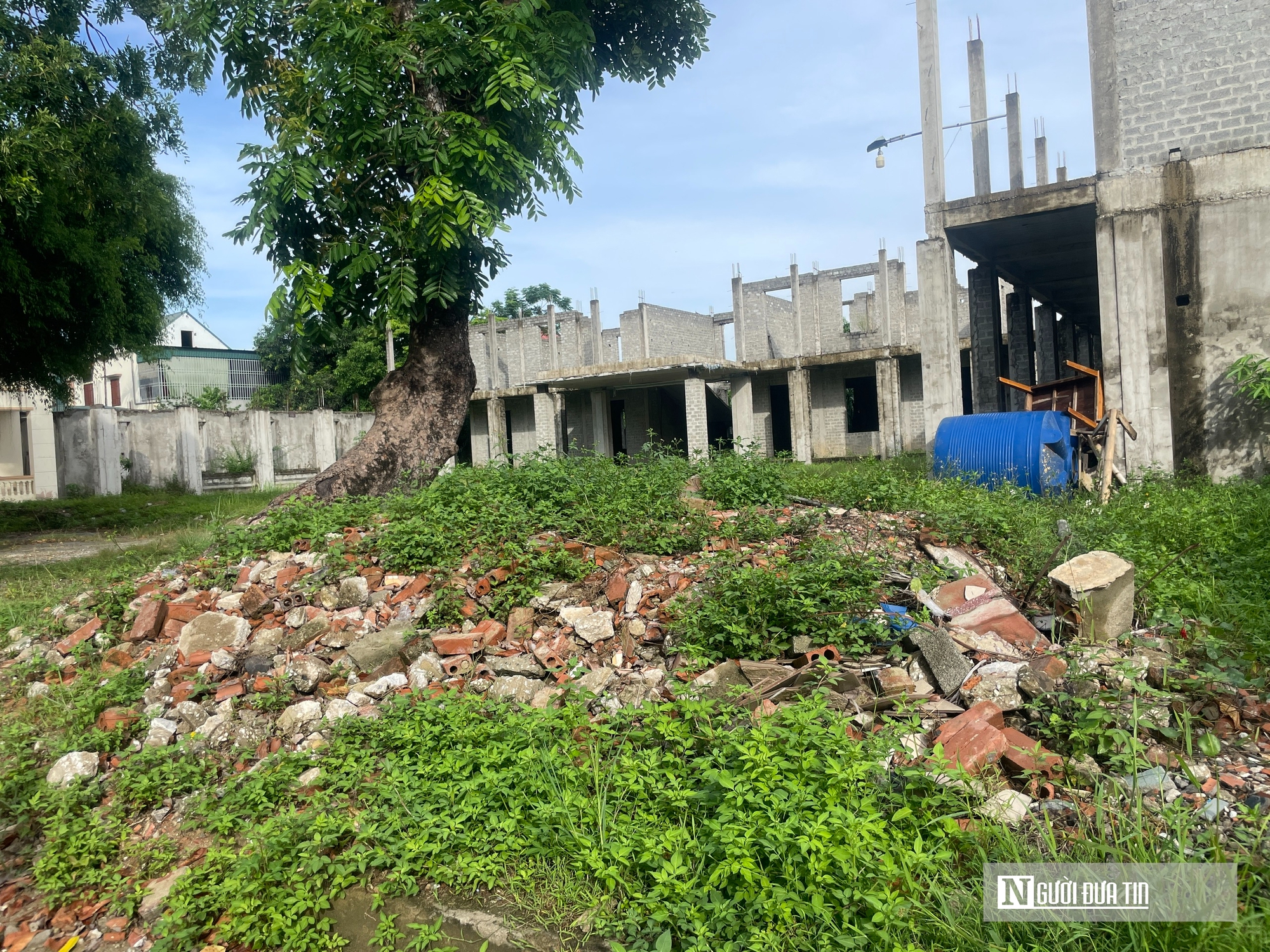 Nhà lớp học 2 tầng xây dở bỏ hoang, hàng trăm học sinh thiếu nhà vệ sinh- Ảnh 6.