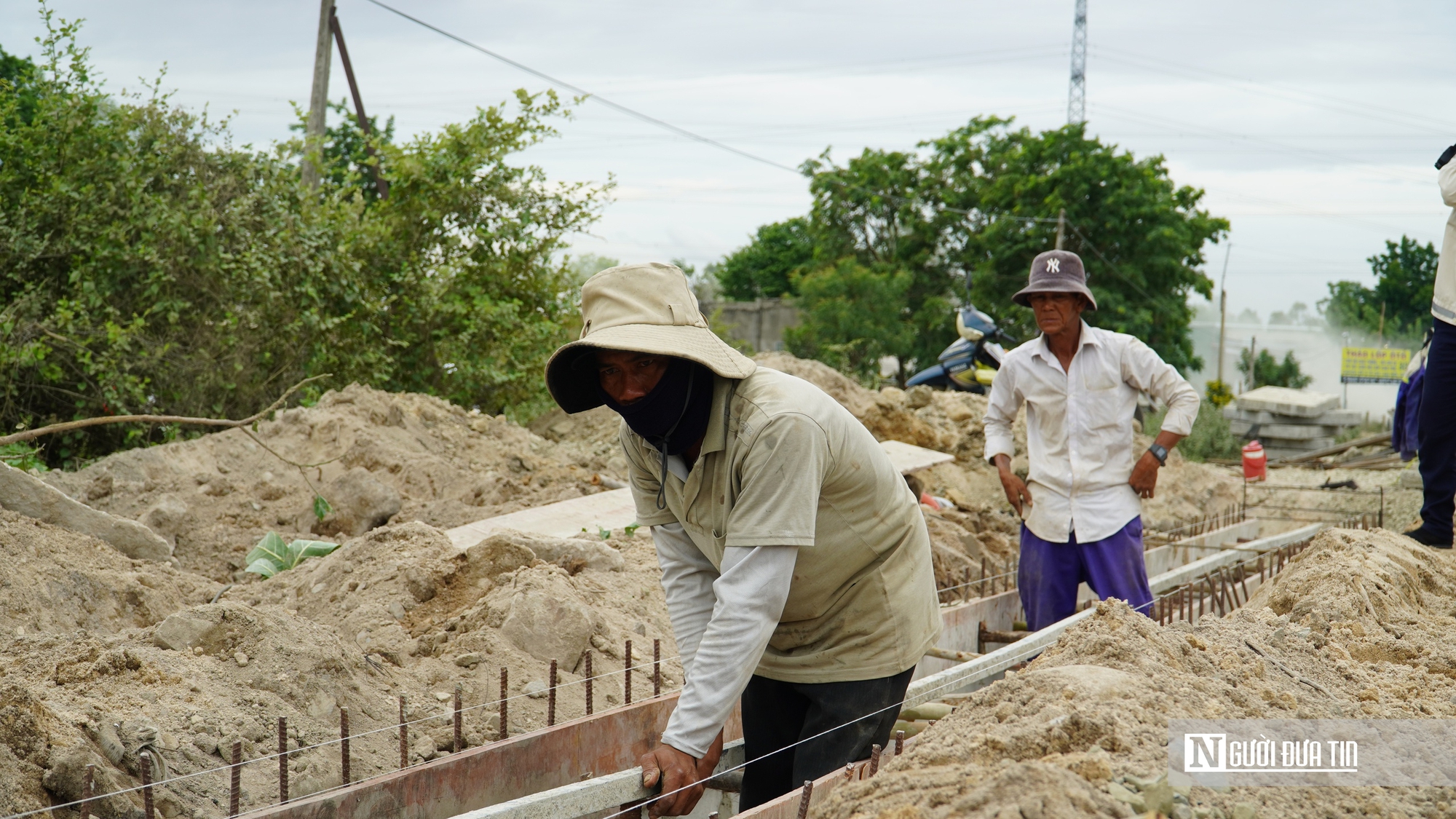 Cận cảnh công trường Quốc lộ 28B rực lửa thi công, tăng tốc hoàn thiện tuyến đường nghìn tỷ- Ảnh 10.