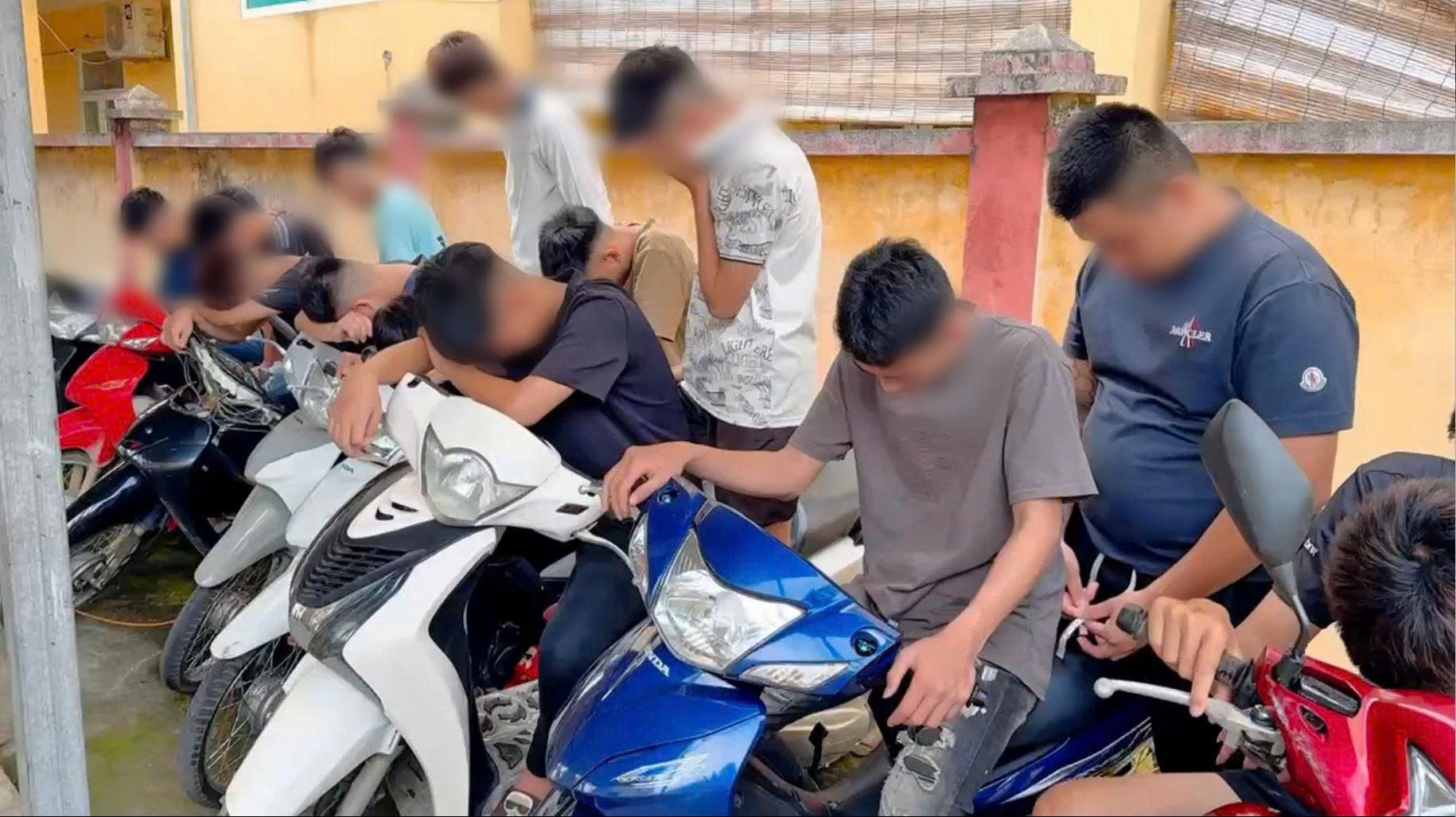Lào Cai: Khởi tố nhóm thanh thiếu niên truy đuổi, ném chai thủy tinh vào người đi đường - Ảnh 1.