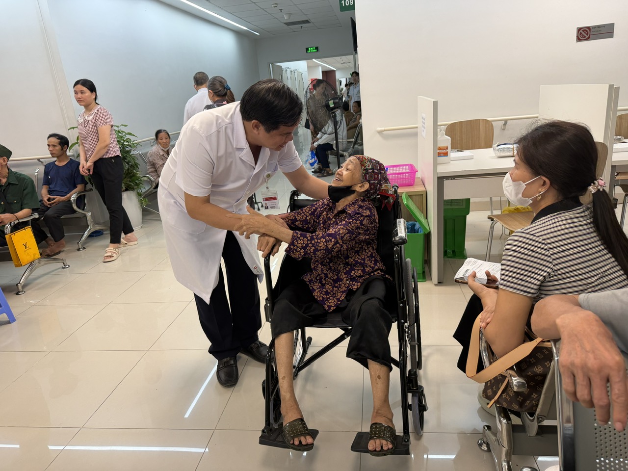 Bệnh viện Bạch Mai khám sức khỏe miễn phí cho 5.000 người thuộc đối tượng chính sách- Ảnh 2.