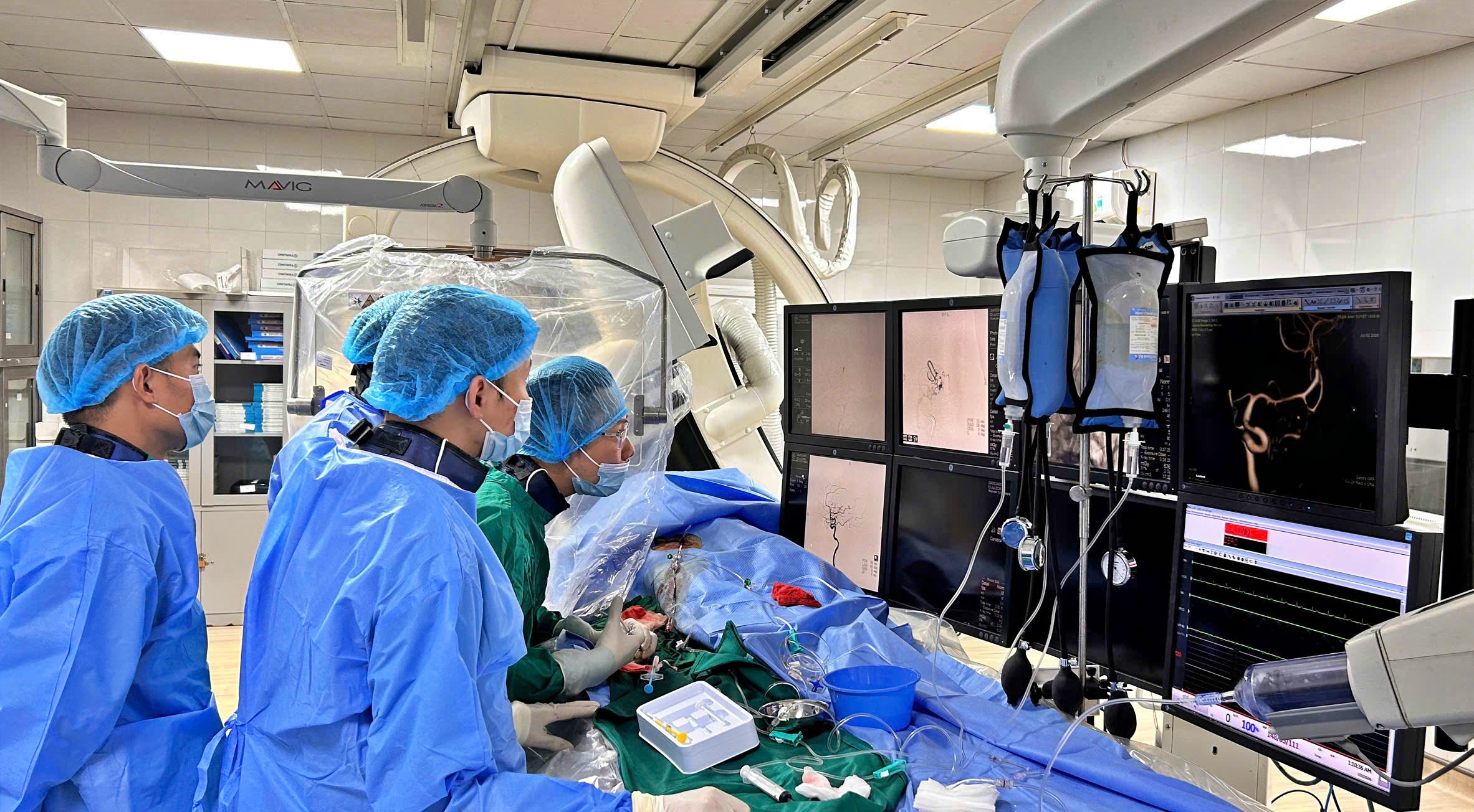 Đau đầu kéo dài, người phụ nữ phát hiện