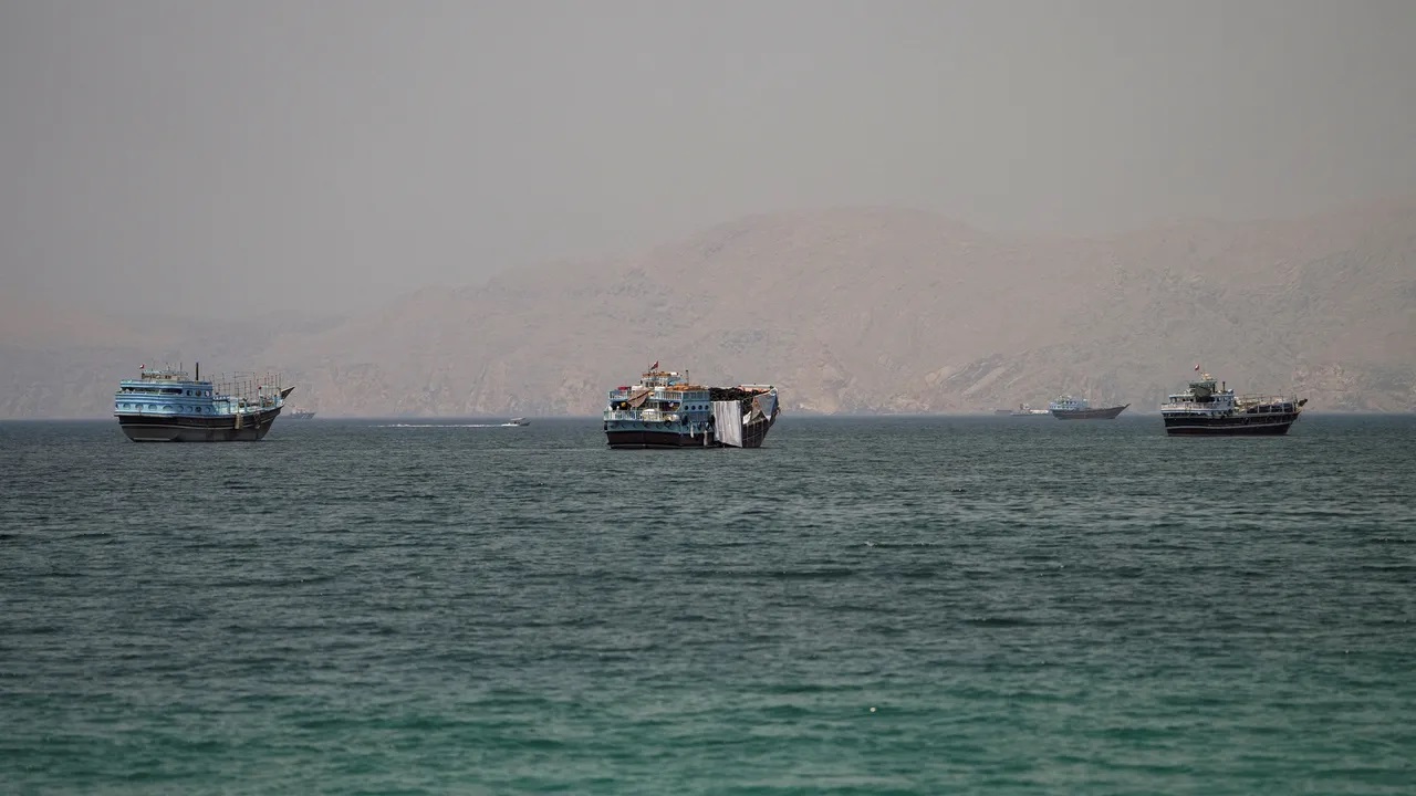 Iran phóng tên lửa vào tàu thương mại trên eo biển Hormuz - Ảnh 1.
