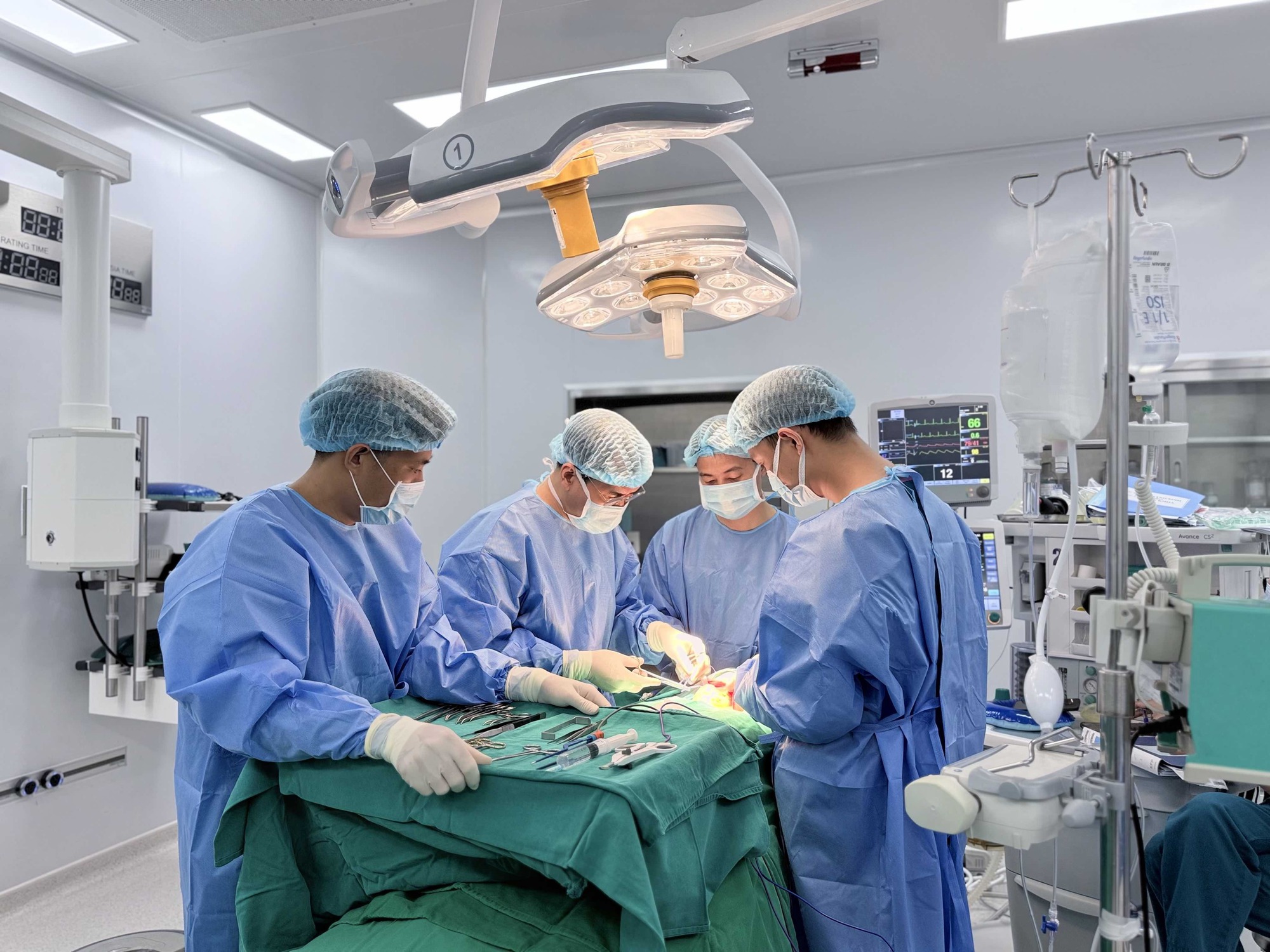 Vinmec Hạ Long giải cứu cụ bà 88 tuổi bị khối u giáp khổng lồ chèn ép đường thở suốt 18 năm- Ảnh 2.