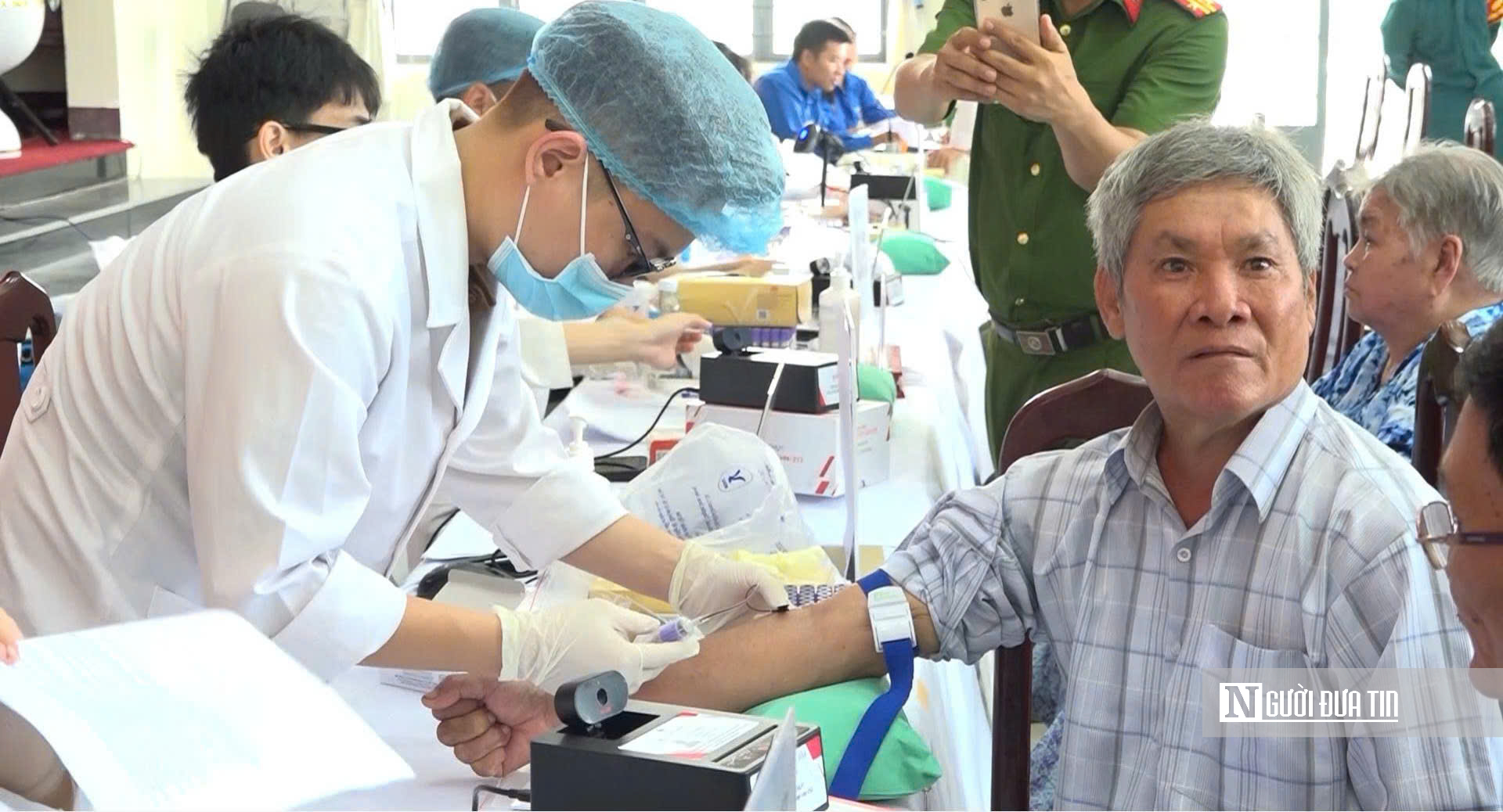 Lấy mẫu ADN thân nhân nghi liệt sĩ Huỳnh Văn Quên vừa được tìm thấy tại Công viên Lê Thị Riêng - Ảnh 1.