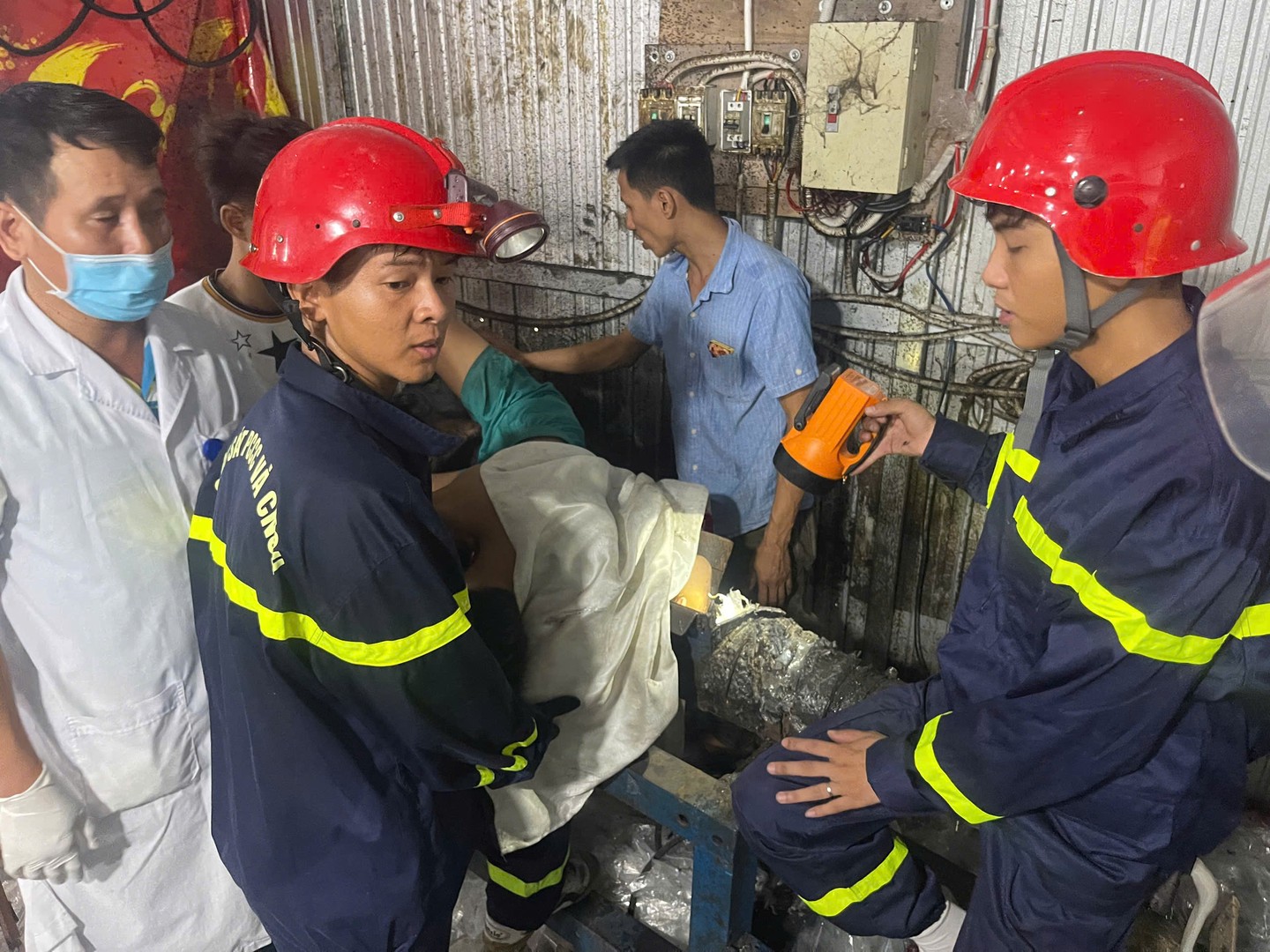 Bác sĩ kể lại quyết định sinh tử cứu nam thanh niên mắc kẹt trong máy công nghiệp- Ảnh 1.