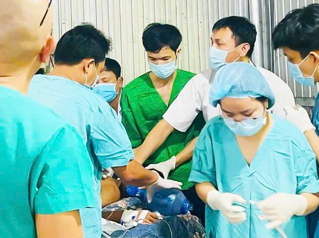 Bác sĩ kể lại quyết định sinh tử cứu nam thanh niên mắc kẹt trong máy công nghiệp- Ảnh 2.