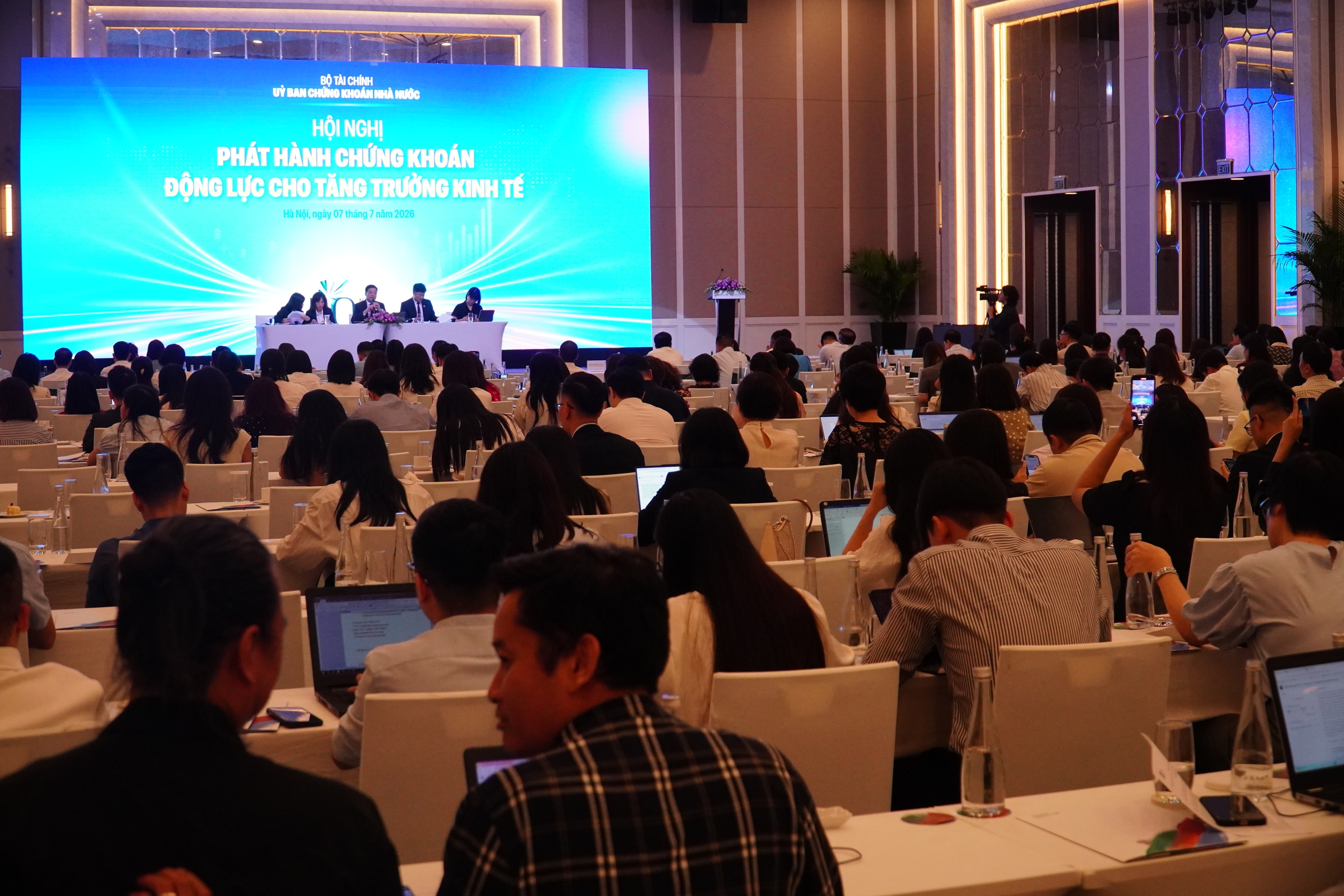 UBCKNN gỡ vướng phát hành chứng khoán, mở rộng kênh huy động vốn cho doanh nghiệp- Ảnh 2.