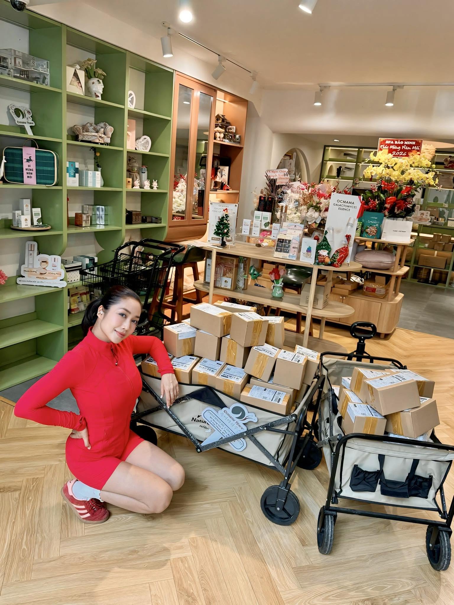 Nghệ sĩ Ốc Thanh Vân cùng 3 con trở lại Úc - Ảnh 1.