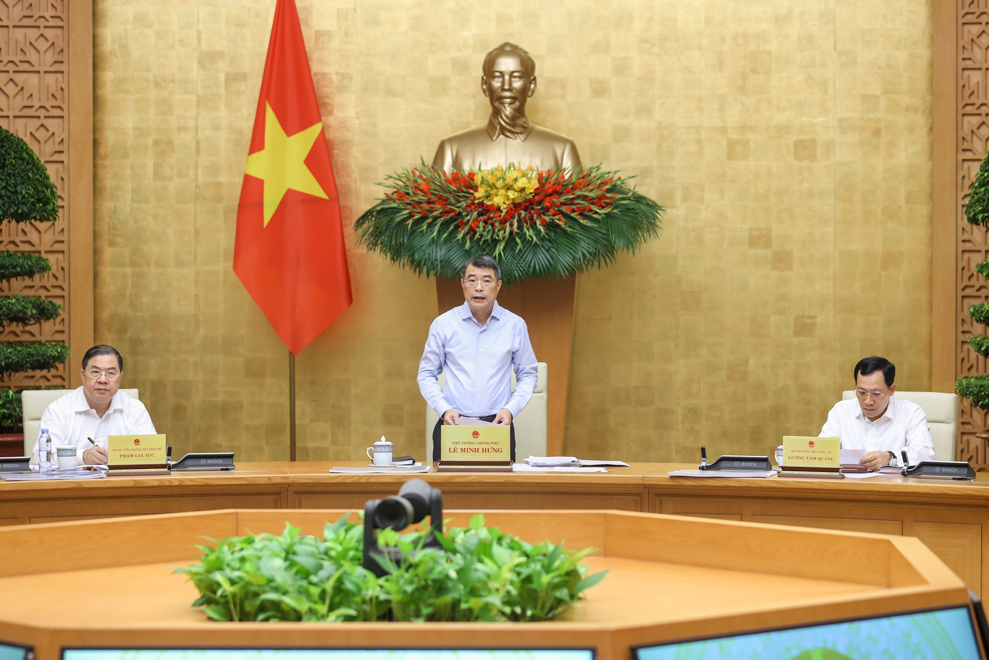 Thủ tướng yêu cầu tăng tốc hoàn thiện các dự án luật trước kỳ họp Quốc hội tháng 8 - Ảnh 2.