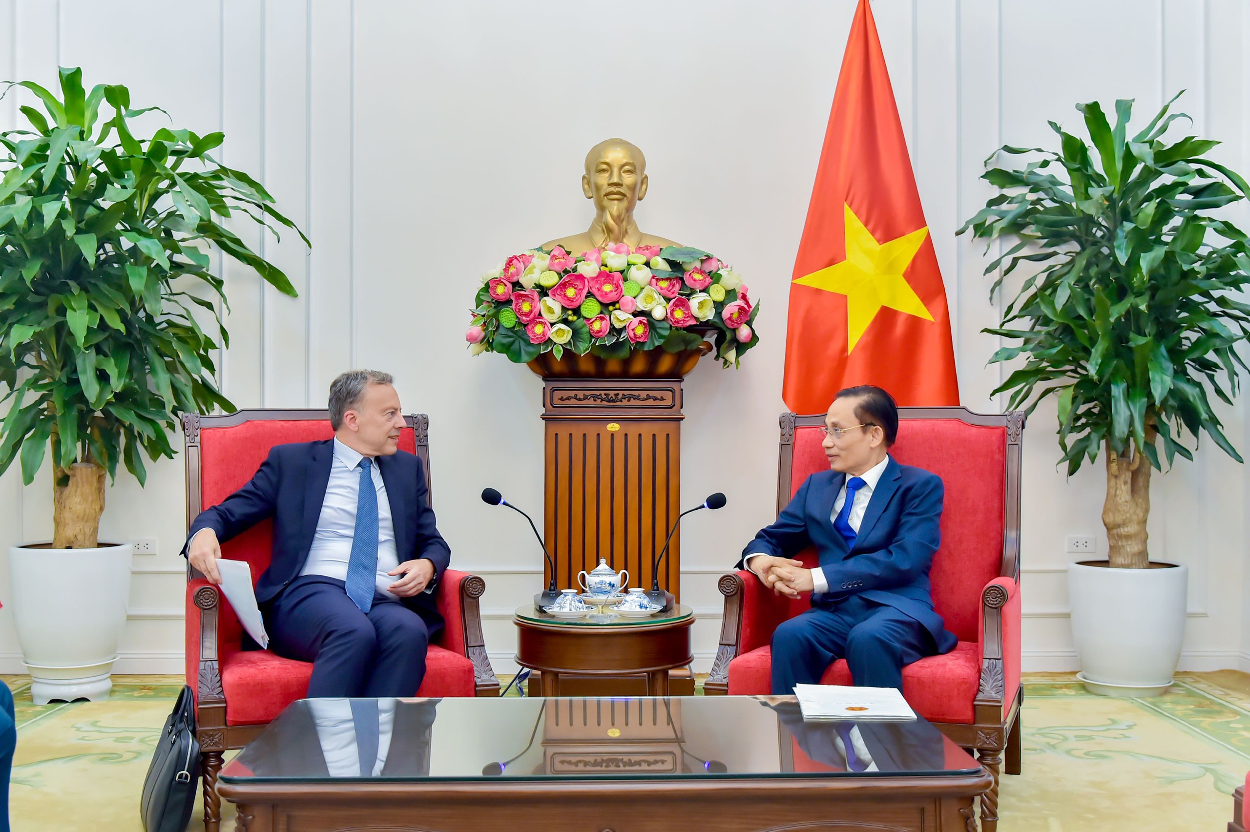 Bộ trưởng Ngoại giao Lê Hoài Trung tiếp Tổng Thư ký Bộ châu Âu và Ngoại giao Pháp - Ảnh 2.