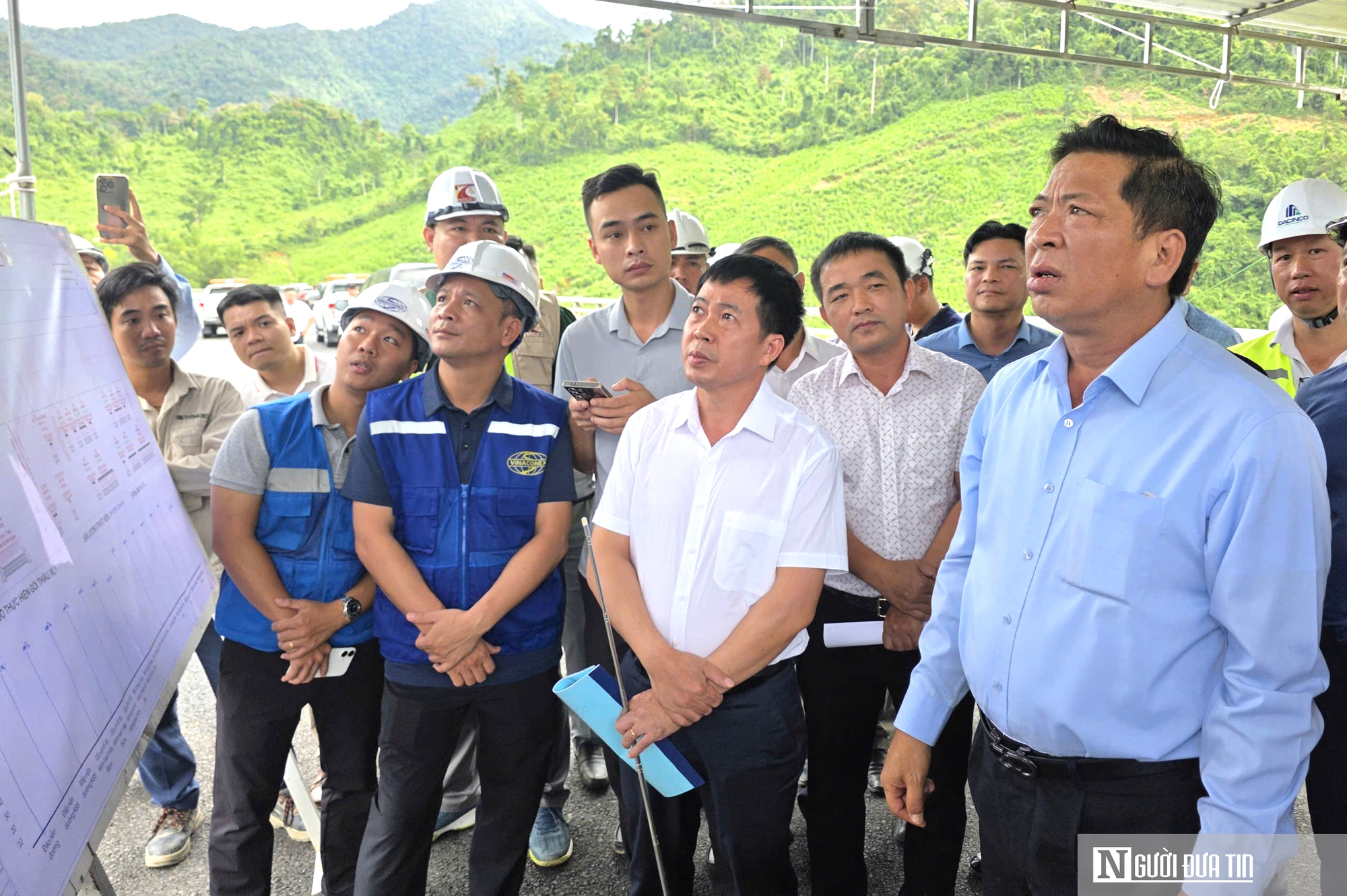 Bộ trưởng Bộ Xây dựng "chốt" thời hạn hoàn thành cao tốc đoạn La Sơn - Hòa Liên- Ảnh 1.