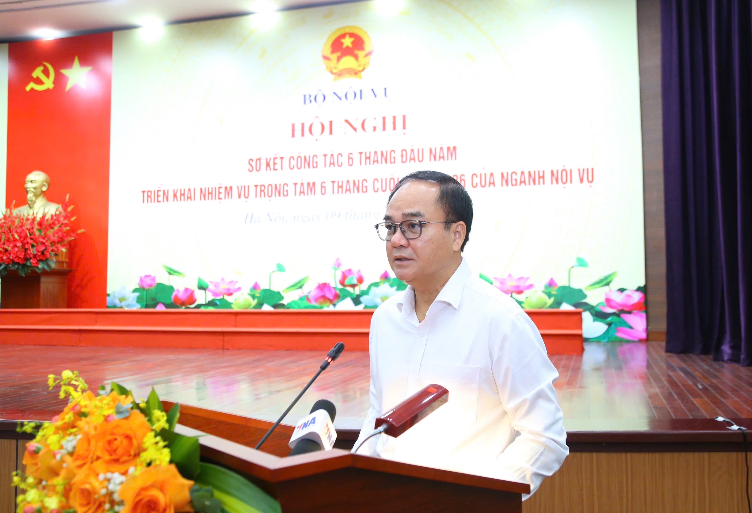 Bộ Nội vụ sẽ tiếp tục nghiên cứu, đề xuất phương án cải cách tiền lương mới - Ảnh 1.