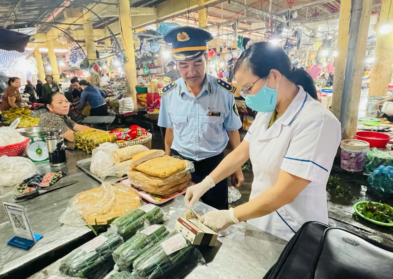 Bộ Y tế đề xuất nâng mức phạt từ 1 - 2 tỷ đồng đối với vi phạm an toàn thực phẩm - Ảnh 1.