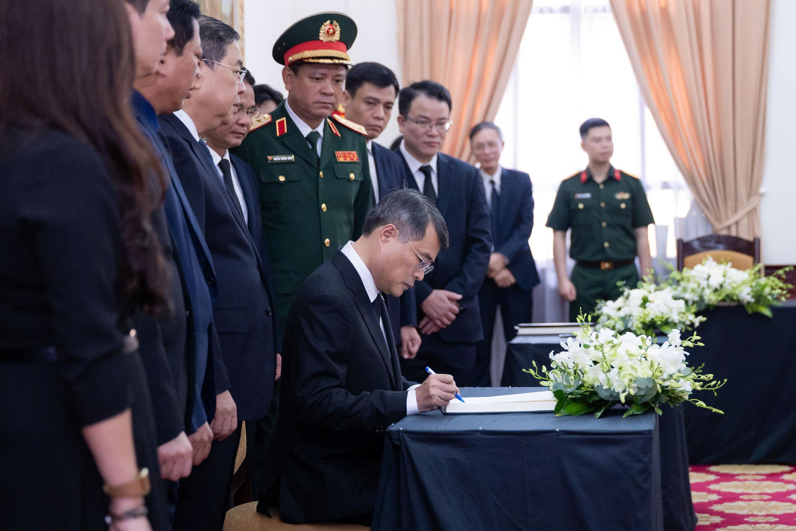 Lãnh đạo Đảng, Nhà nước viếng Chủ tịch Quốc hội Lào Saysomphone Phomvihane - Ảnh 2.
