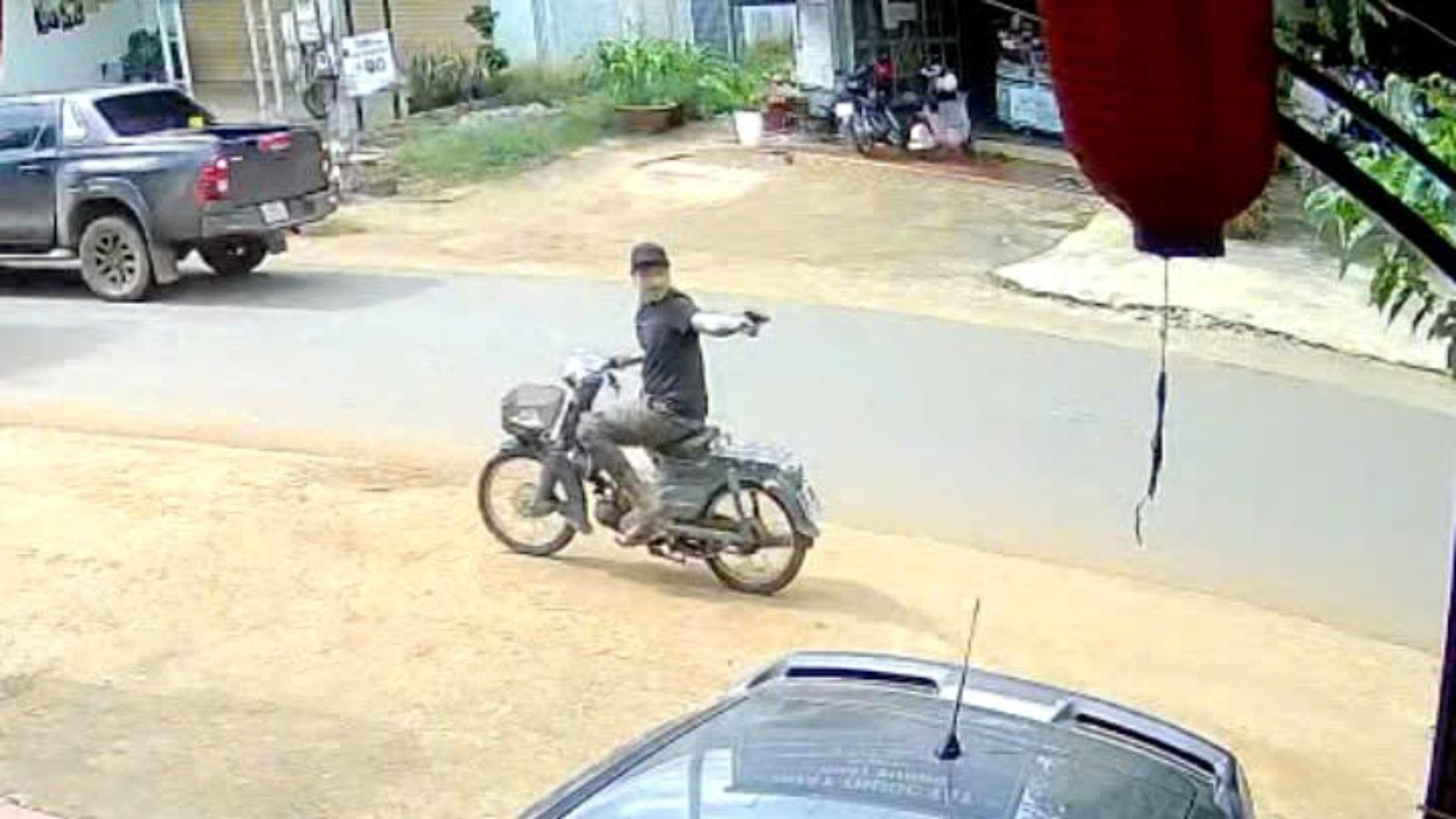 Bị đuổi bắt vì 500.000 đồng, nghi phạm rút súng đe dọa nhóm chủ nợ- Ảnh 1.
