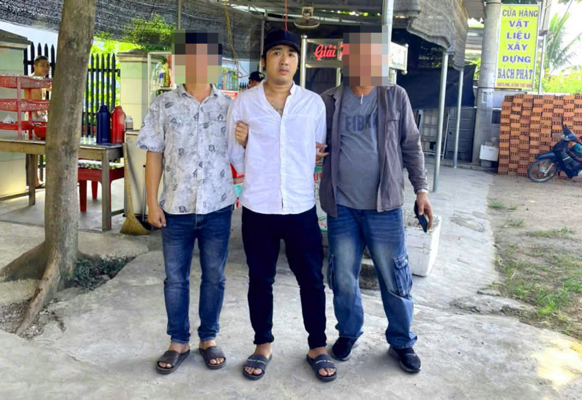 Bị đuổi bắt vì 500.000 đồng, nghi phạm rút súng đe dọa nhóm chủ nợ- Ảnh 2.