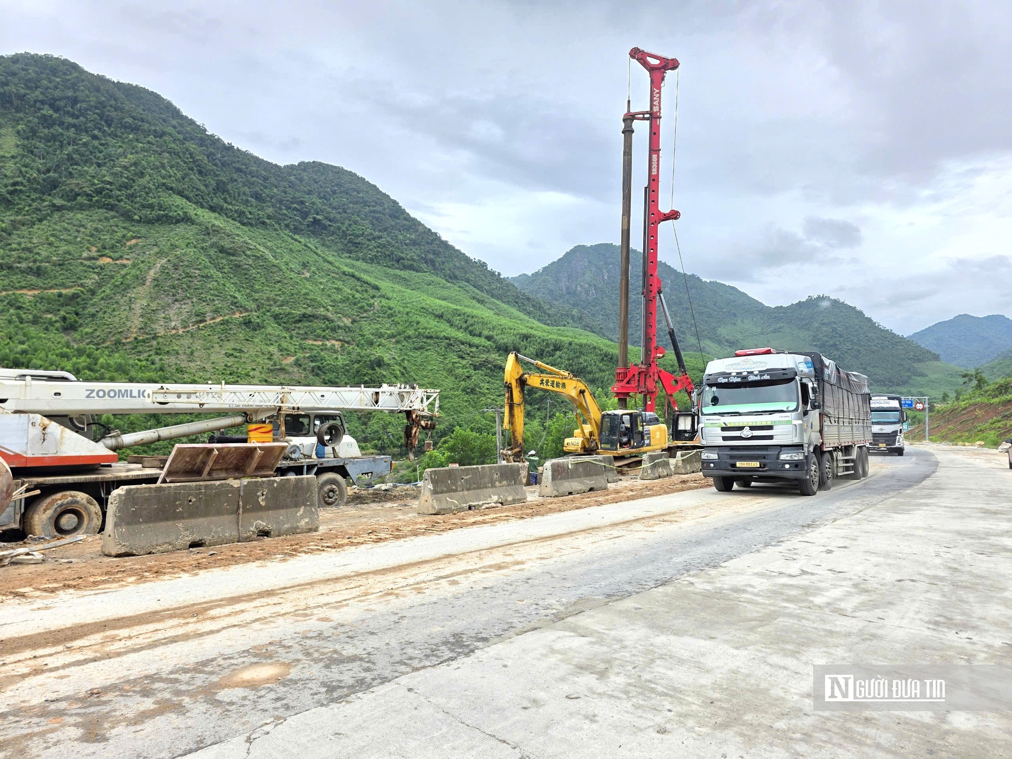 Cao tốc La Sơn - Hòa Liên sắp về đích, chạy đua với sạt trượt- Ảnh 9.