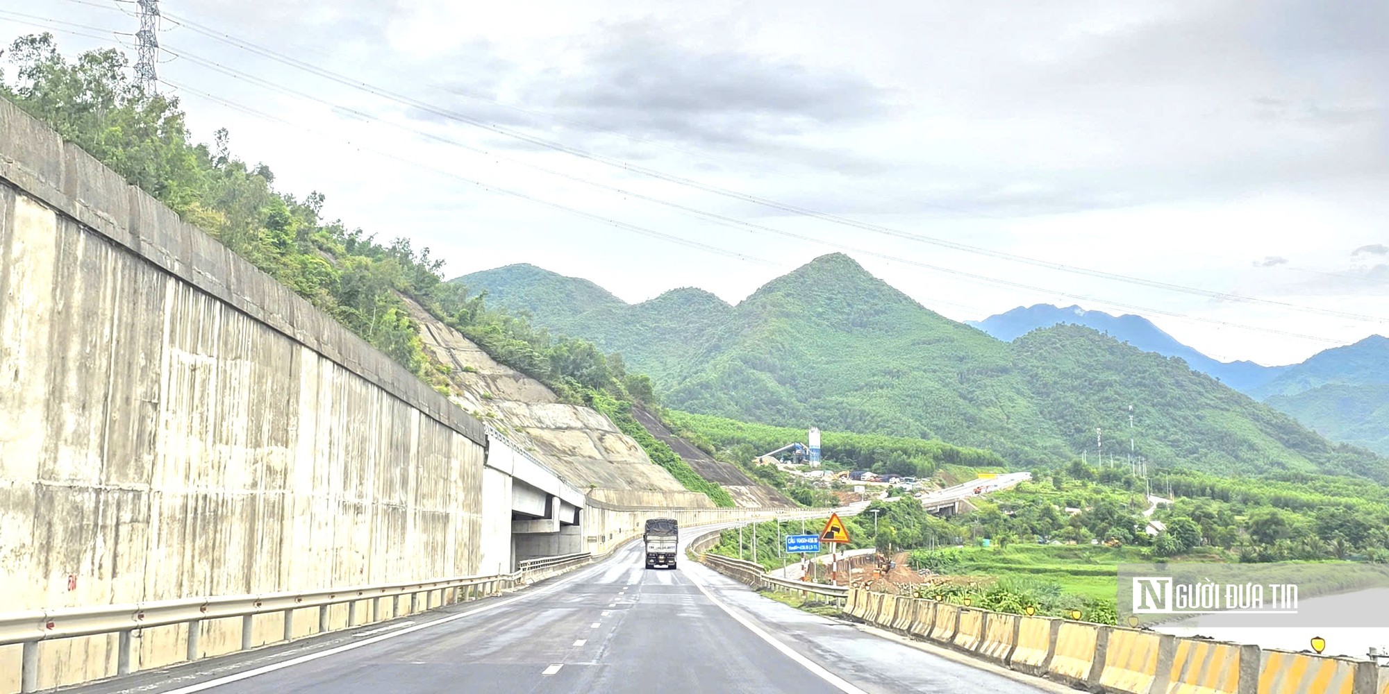 Cao tốc La Sơn - Hòa Liên sắp về đích, chạy đua với sạt trượt- Ảnh 1.