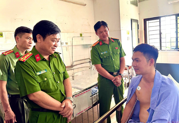 Bắt giữ 4 đối tượng dùng súng tự chế bắn bị thương thượng úy công an - Ảnh 1.