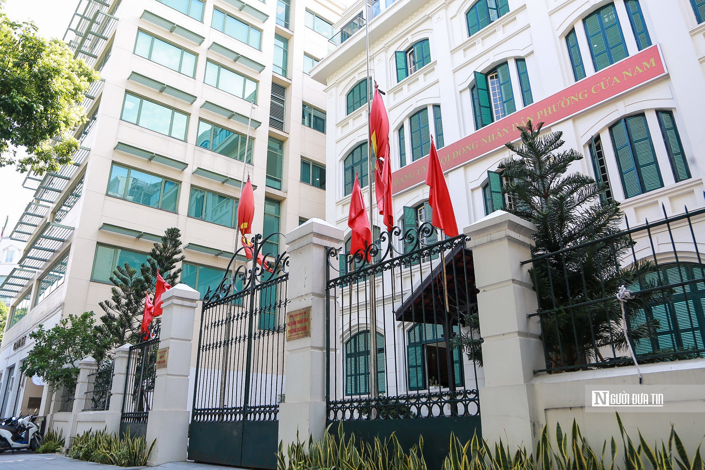 Hà Nội treo cờ rủ Quốc tang tưởng niệm Chủ tịch Quốc hội Lào - Ảnh 2.