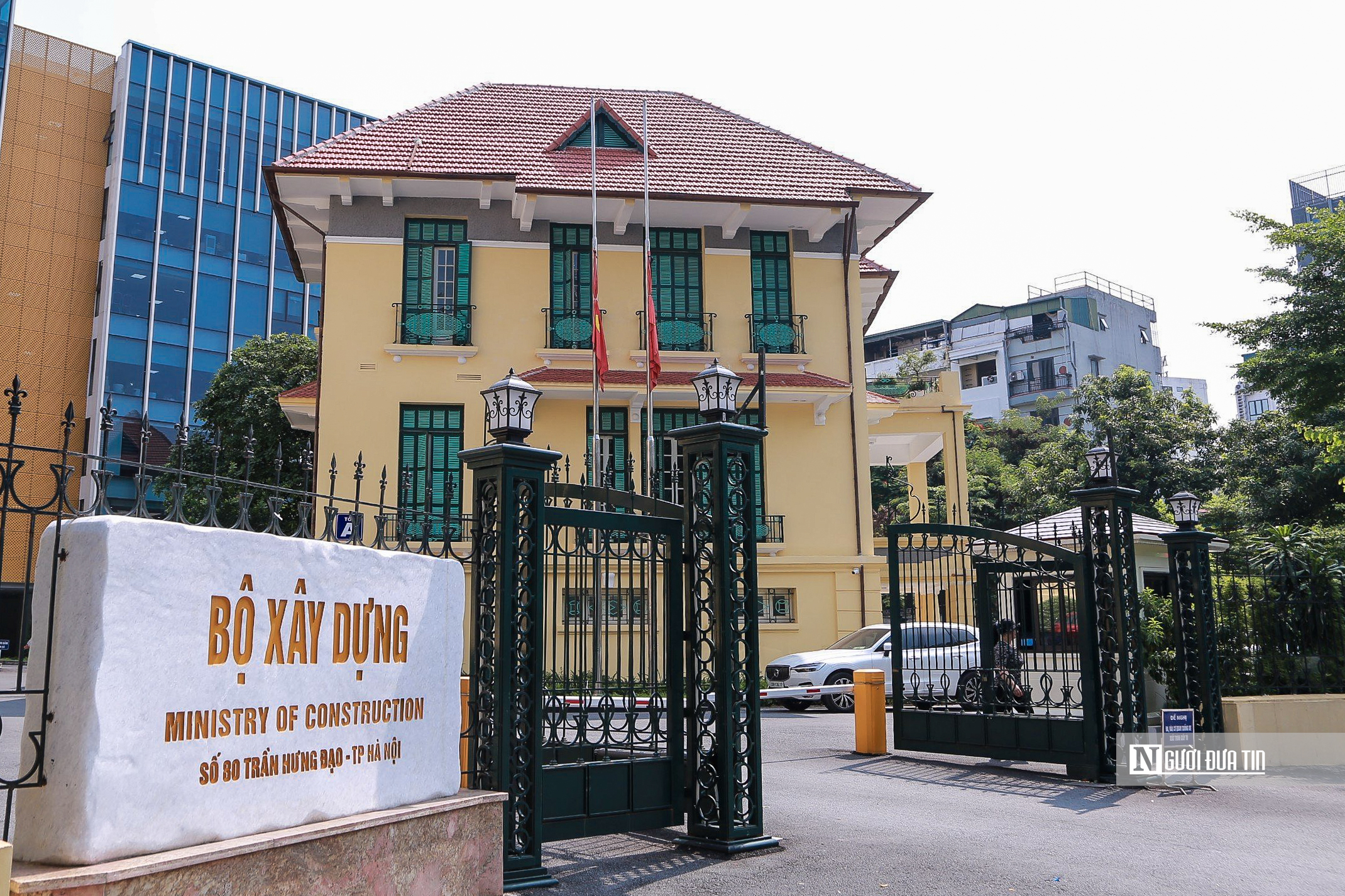 Hà Nội treo cờ rủ Quốc tang tưởng niệm Chủ tịch Quốc hội Lào - Ảnh 1.