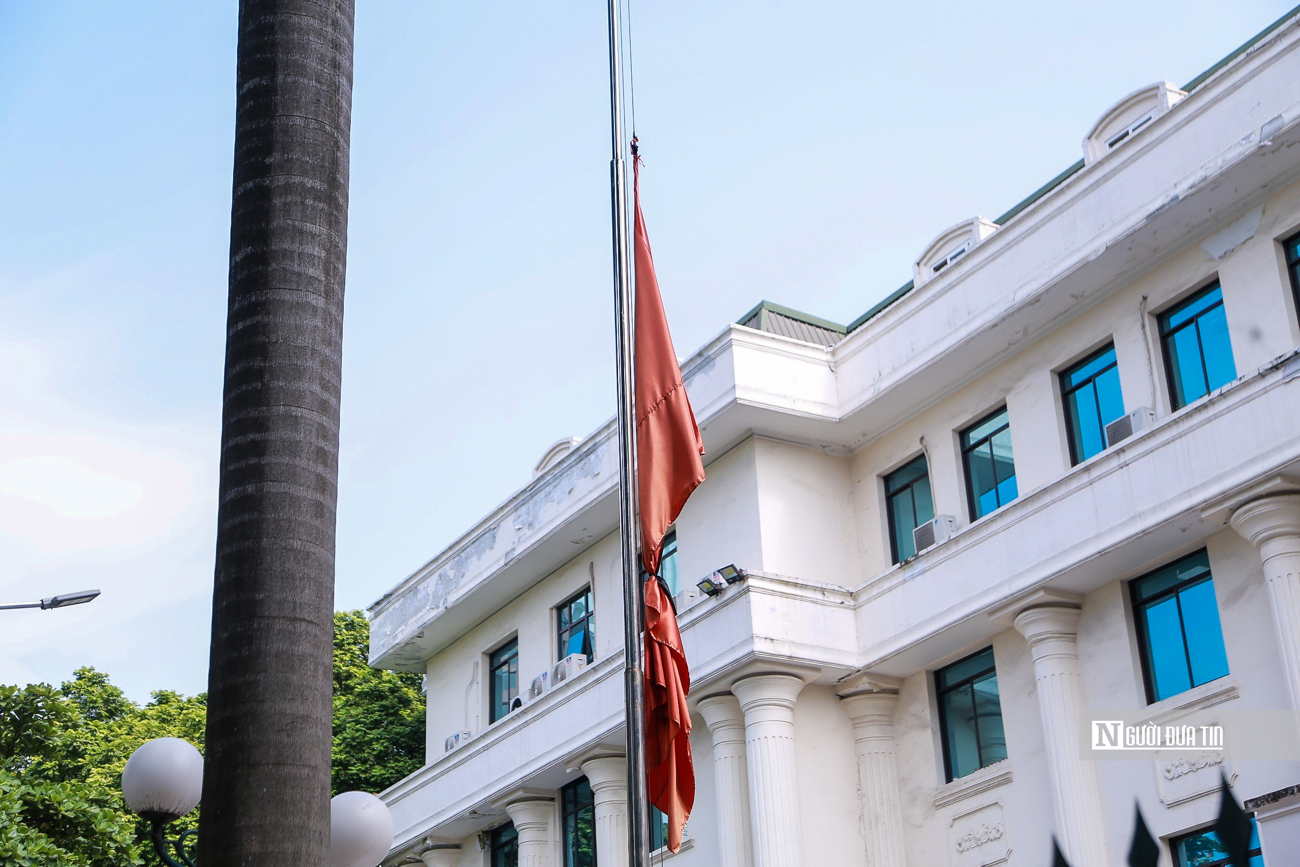 Hà Nội treo cờ rủ Quốc tang tưởng niệm Chủ tịch Quốc hội Lào - Ảnh 10.