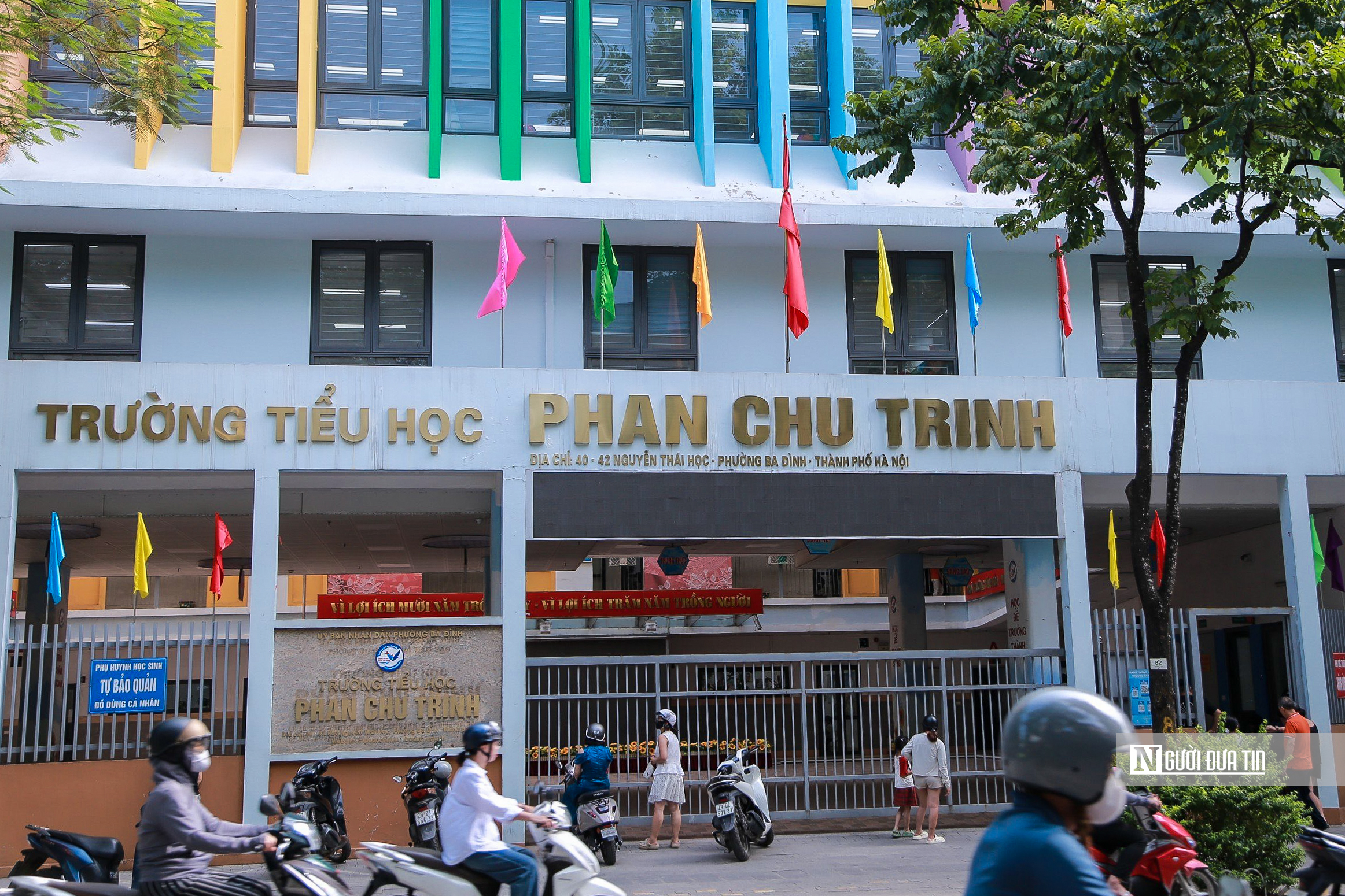 Hà Nội treo cờ rủ Quốc tang tưởng niệm Chủ tịch Quốc hội Lào - Ảnh 12.