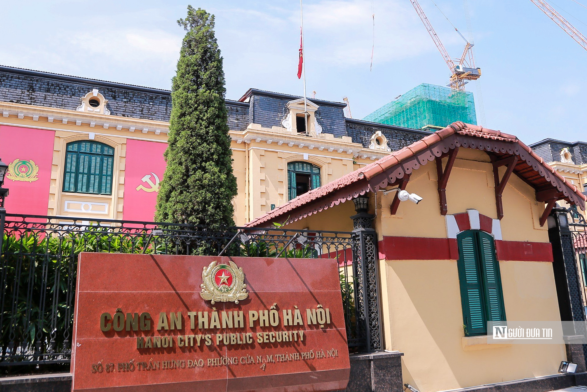 Hà Nội treo cờ rủ Quốc tang tưởng niệm Chủ tịch Quốc hội Lào - Ảnh 6.