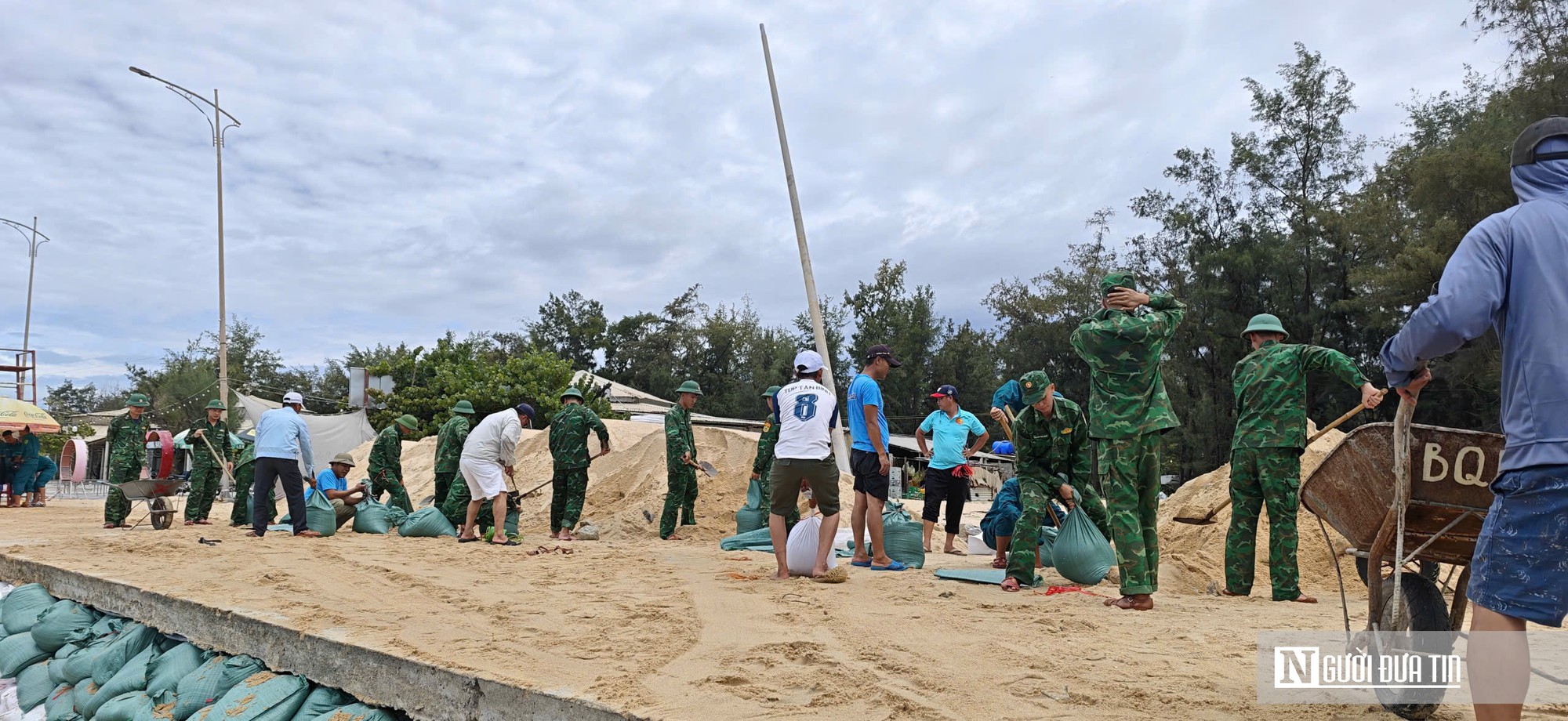Khẩn trương khắc phục tuyến đường ven biển bị sạt lở giữa mùa hè ở Huế- Ảnh 4.