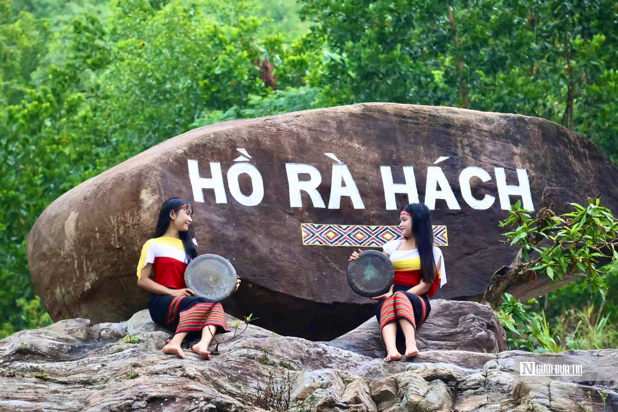 Ngắm hồ Rà Hách dưới “dải lụa” 300m giữa núi rừng Quảng Ngãi- Ảnh 7.