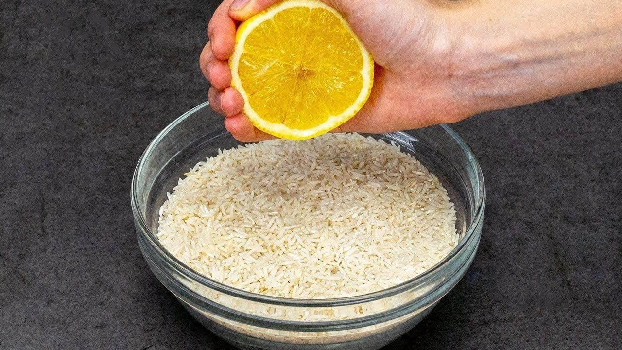 Khi nấu cơm chỉ cần thêm vài giọt nước này, điều bất ngờ sẽ xảy ra khi cơm chín - Ảnh 2.