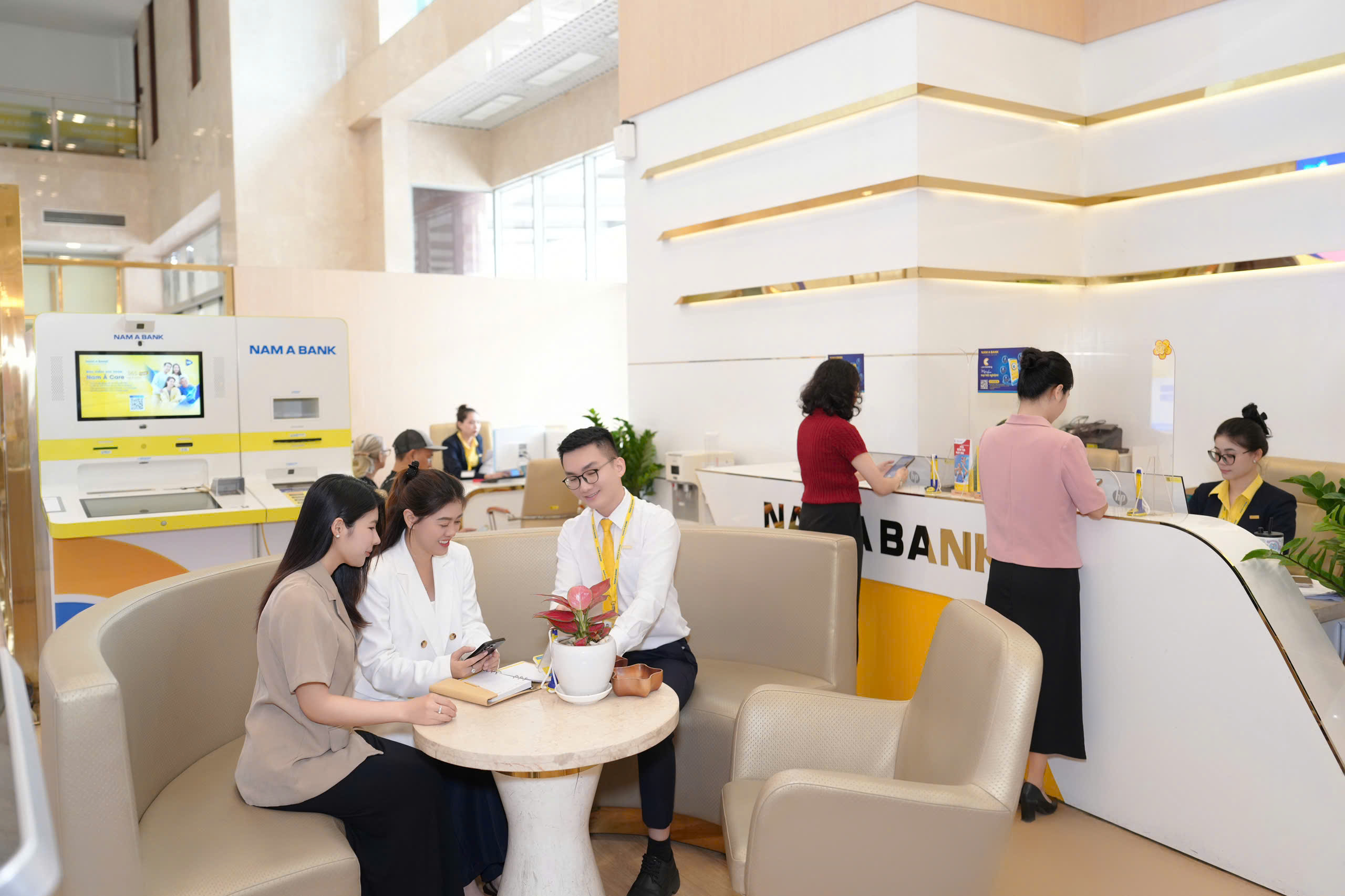 Các ngân hàng đồng loạt giảm lãi suất - Ảnh 1.