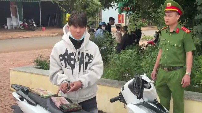Bắt nam thanh niên trộm hơn 80 triệu đồng trong cốp xe SH- Ảnh 1.