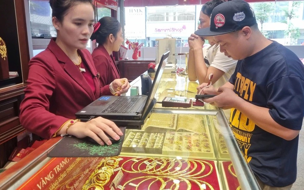 Giá vàng hôm nay (13/8): Tiến sát mốc 145 triệu đồng/lượng - Ảnh 1.