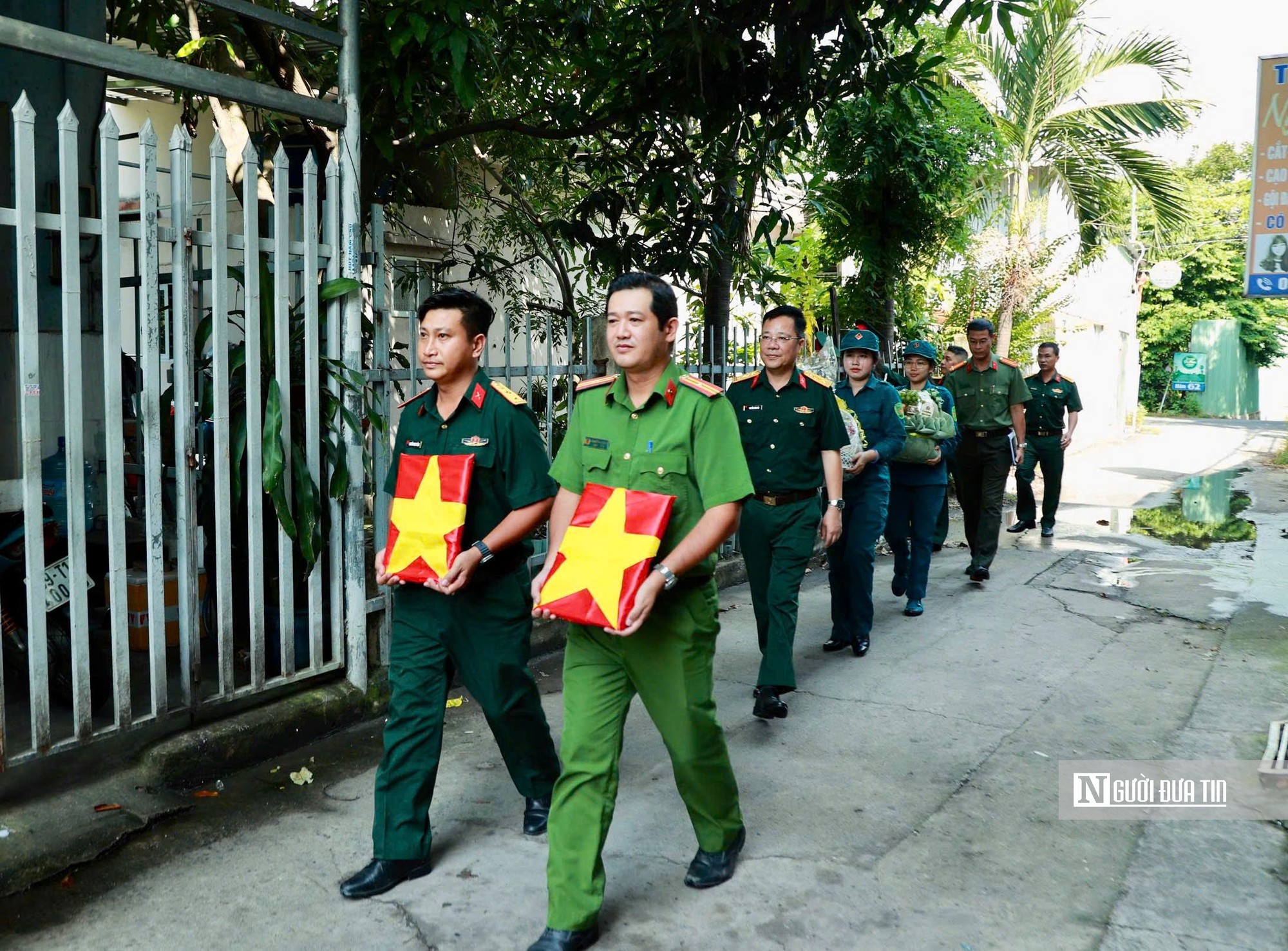 Người em 81 tuổi bật khóc khi hai người anh liệt sĩ “trở về” qua di ảnh- Ảnh 1.