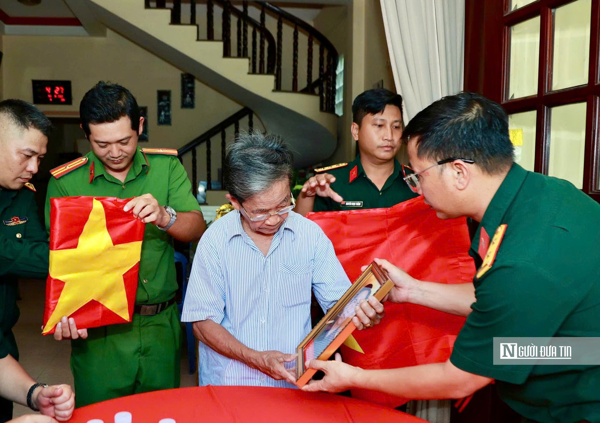 Người em 81 tuổi bật khóc khi hai người anh liệt sĩ “trở về” qua di ảnh- Ảnh 2.