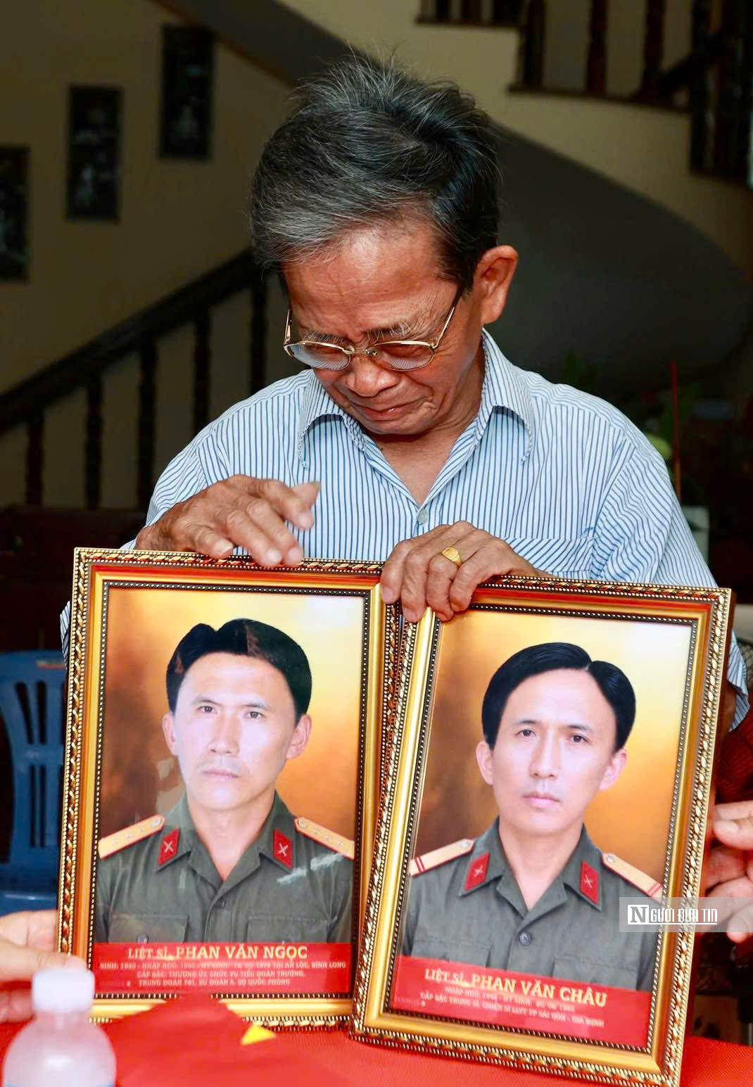 Người em 81 tuổi bật khóc khi hai người anh liệt sĩ “trở về” qua di ảnh- Ảnh 3.