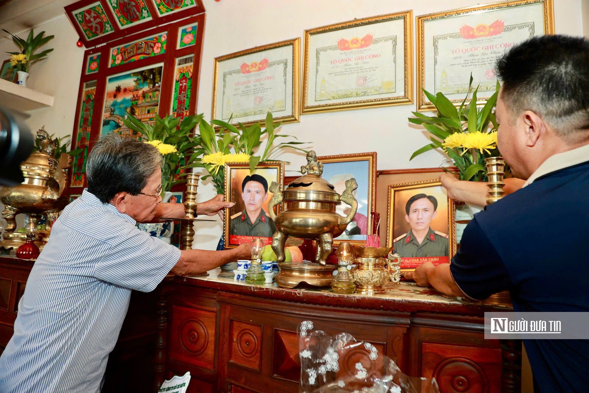 Người em 81 tuổi bật khóc khi hai người anh liệt sĩ “trở về” qua di ảnh- Ảnh 5.