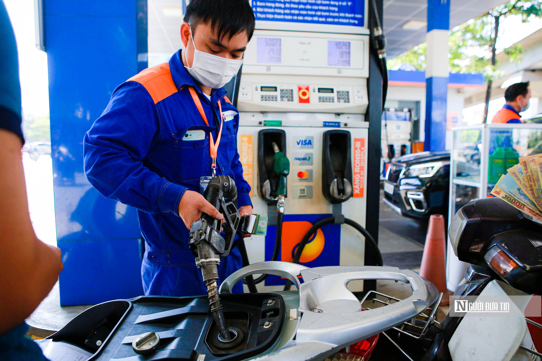 Giá xăng tiếp tục giảm - Ảnh 1.